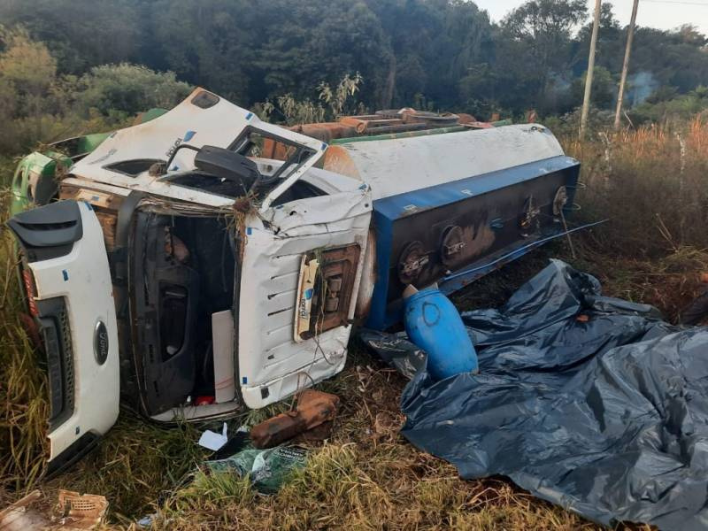 Caminhão carregado de óleo diesel acaba tombando na ERS-324 em Passo Fundo