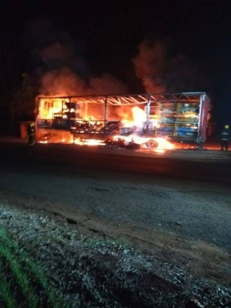Carreta é consumida por incêndio no interior de Bozano