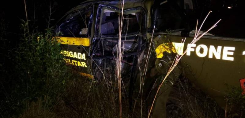 Policiais ficam feridos em capotamento de viatura na BR-285