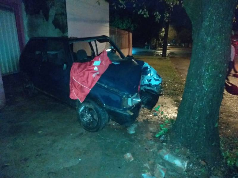 Veículo colide em árvore em Ijui