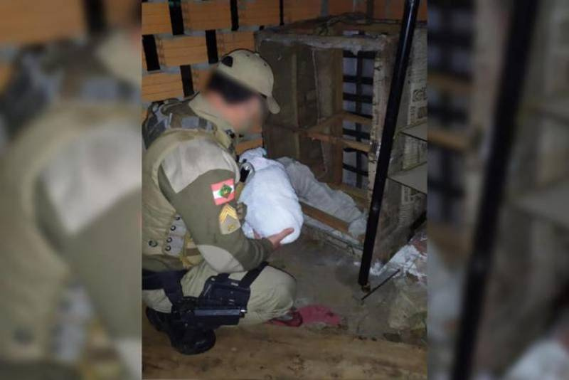 Choro faz bebê recém-nascida ser encontrada e salva em casa abandonada