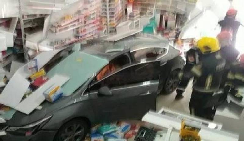 Carro invade farmácia e deixa seis pessoas feridas no RS