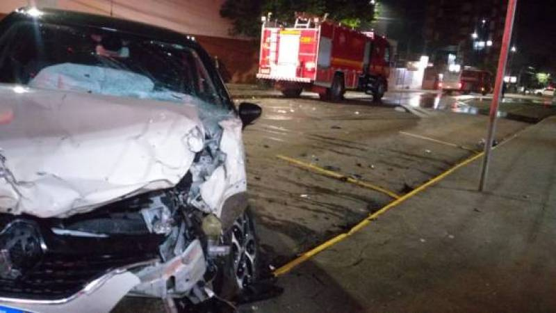 Veículo pega fogo e caminhão dos Bombeiros é atingido por automóvel durante atendimento