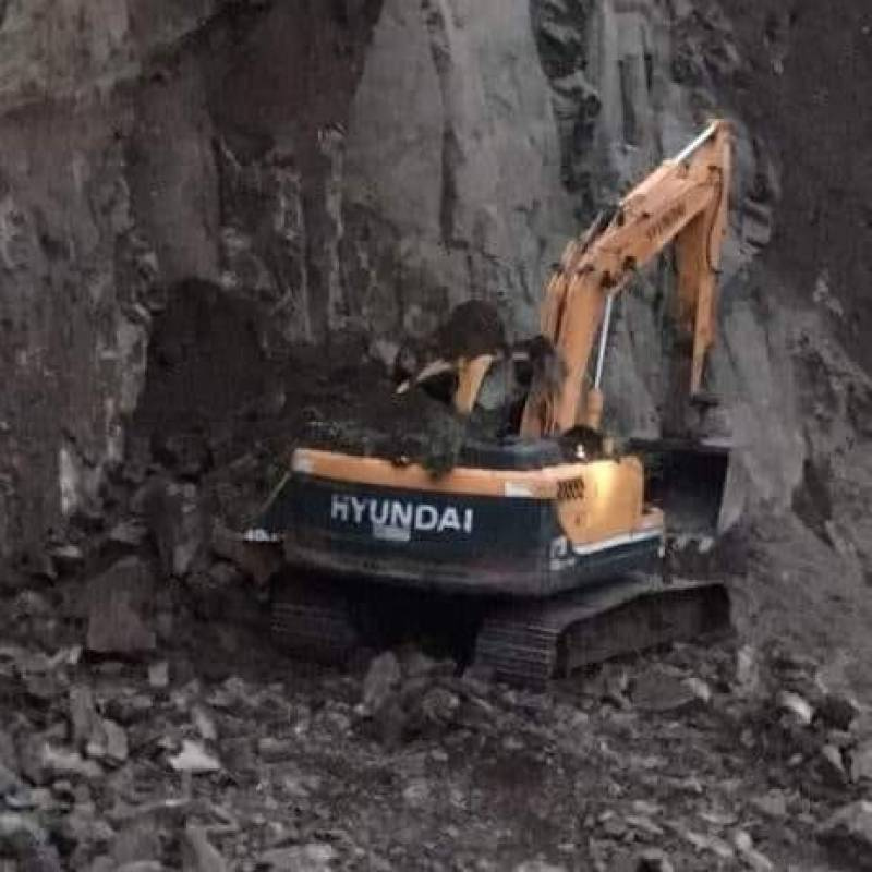 Pedras caem sobre escavadeira e matam funcionário de prefeitura no RS