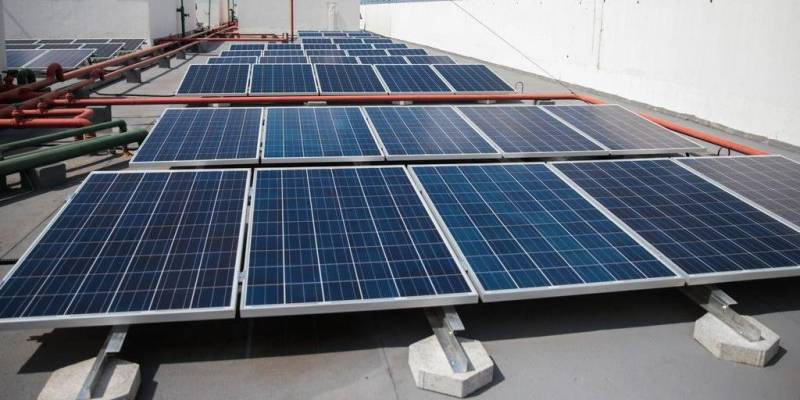 Adesão à energia solar cresce 44% no Brasil, impulsionada por alta na conta de luz