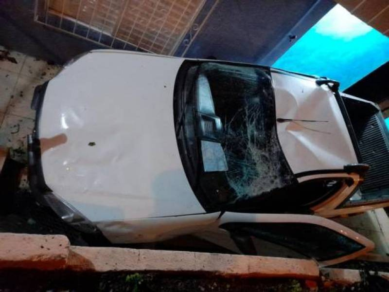 Motorista embriagado se envolve em acidente, tenta fugir, mas acaba detido pelo própri