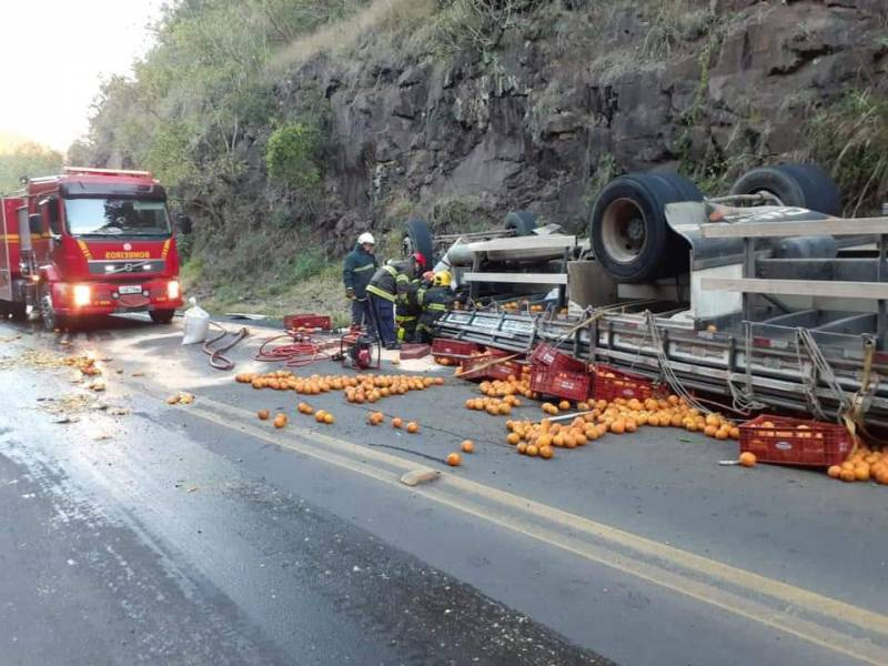 Caminhão carregado de laranja tomba e duas pessoas morrem na ERS 332