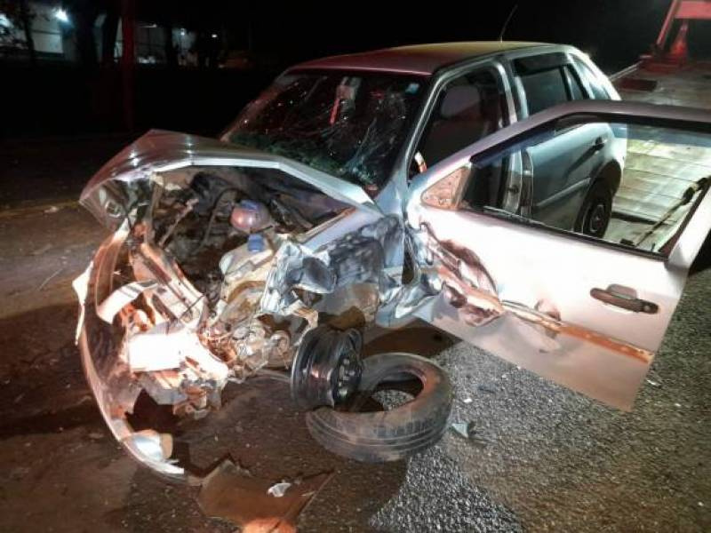 Morador de Coronel Barros fica gravemente ferido após colidir carro em caminhões