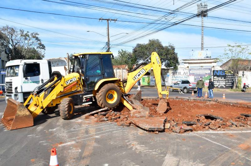 Cruzamento de avenidas ganha rótula fechada