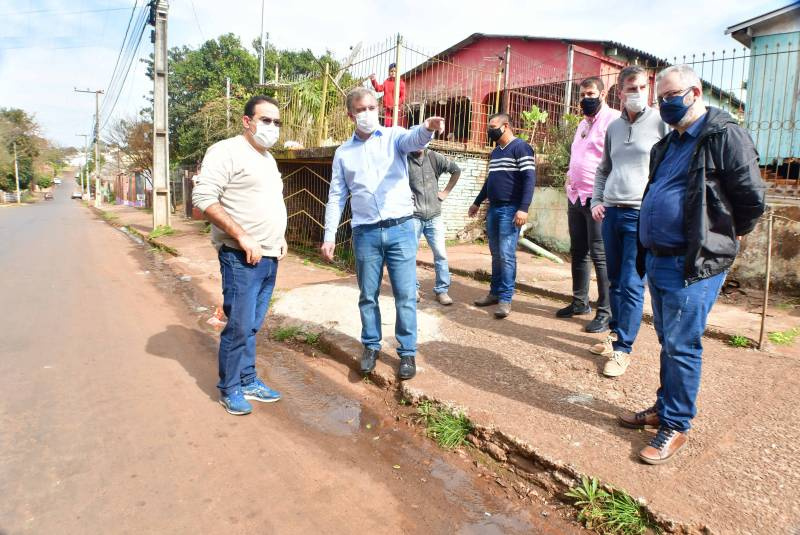 Prefeito acerta obras com a comunidade do Bairro São Pedro