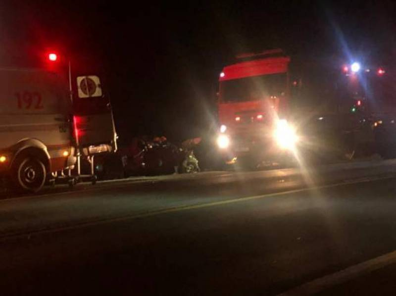 Carro bate em carreta, pega fogo e duas pessoas morrem na BR-285, em Santa Bárbara do Sul