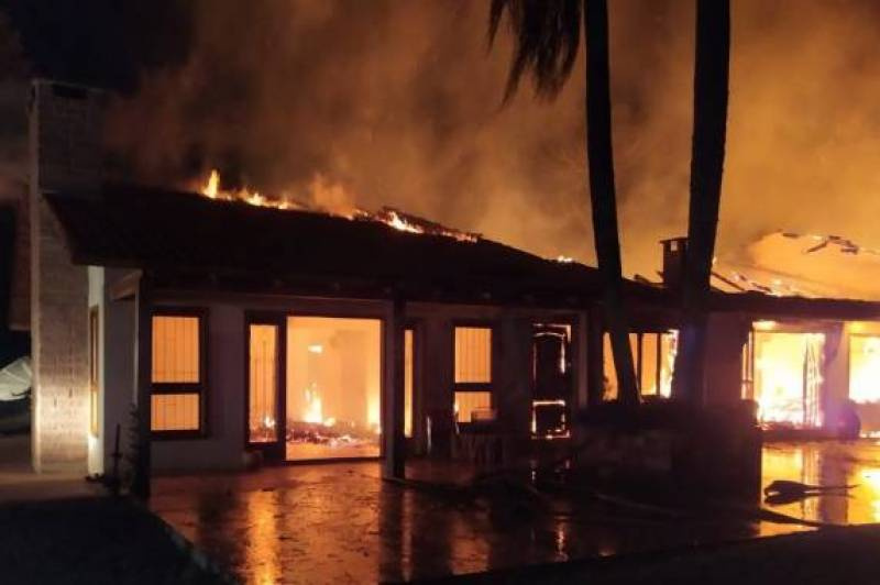 Fogo causado por curto em fiação de alta tensão destrói casa em Santa Bárbara do Sul