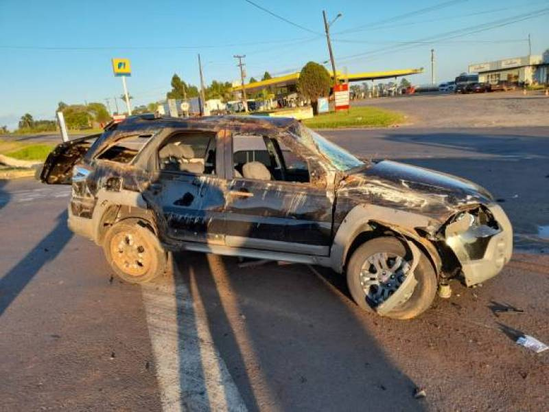 Homem perde controle de veículo e provoca capotamento na BR 285, em Ijui