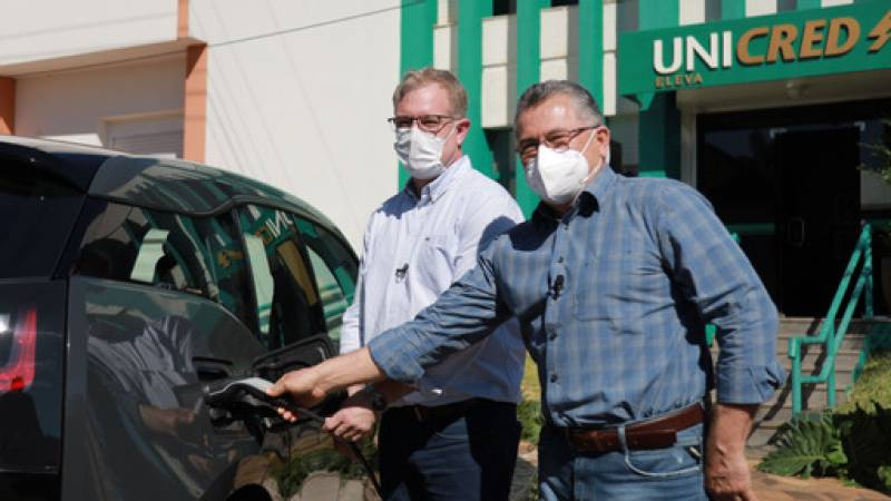 Unicred Eleva inaugura ponto de carregamento de carros elétricos em Santo Ângelo