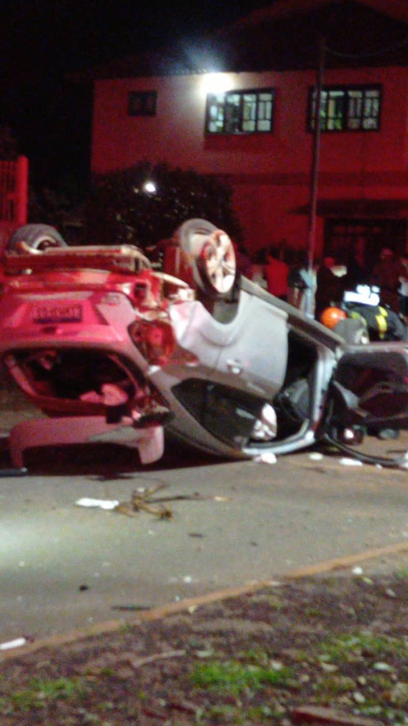  ATUALIZAÇÃO: Acidente com capotamento na Avenida Getúlio Vargas em Santo Ângelo