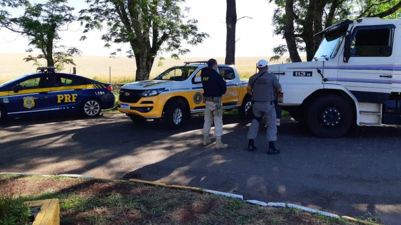 PRF e CRBM prendem motorista de carreta com mais de 340 quilos de maconha em Cruz Alta