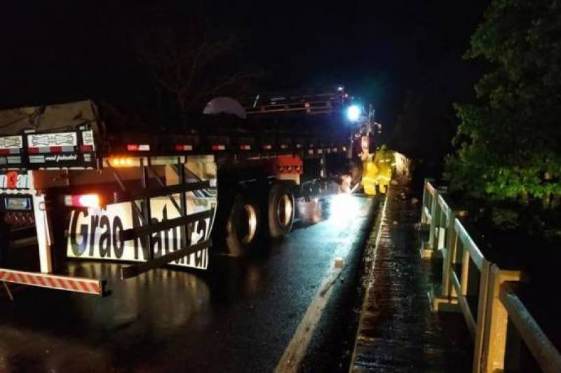 Motorista perde o controle e bate com caminhão em mureta de ponte na BR-386, em Marque