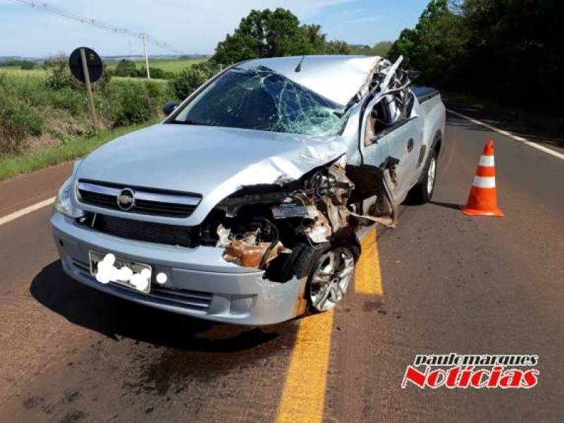 Colisão lateral envolve caminhonete e caminhão e deixa jovem ferido na BR 472 em Três de Maio