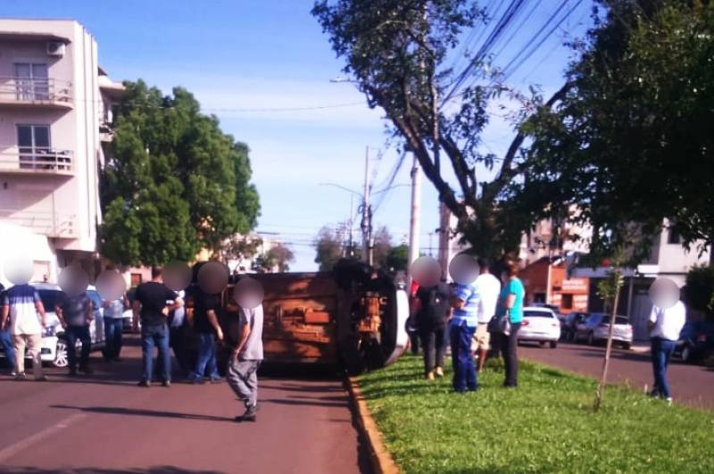 Após colisão veículo fica tombado lateralmente na Avenida Getúlio Vargas