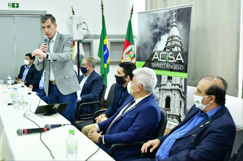 Num qualificado debate, região planeja o futuro do Aeroporto Regional
