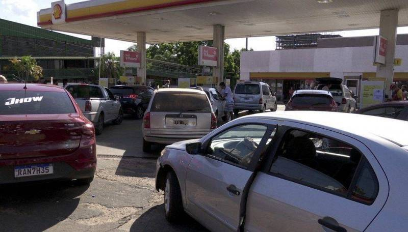 Brasileiros cruzam a fronteira e vão abastecer na Argentina por R$ 3,10 o litro de gas