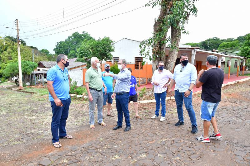 Prefeito anuncia asfaltamento da Rua São Lourenço