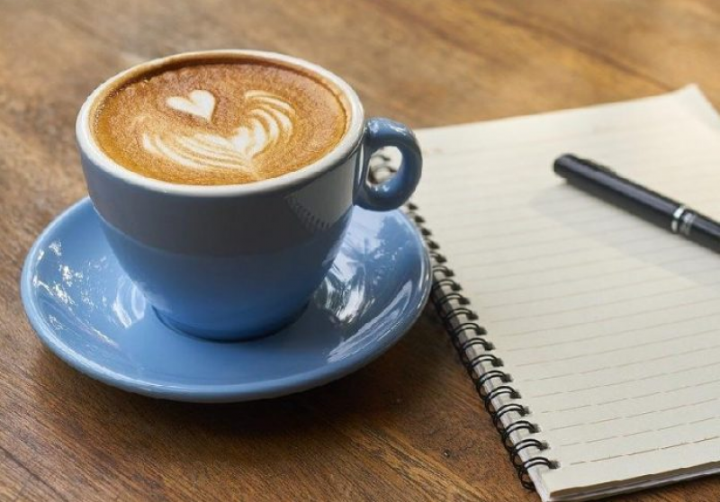 Chá e café podem reduzir risco de AVC e demência, diz novo estudo