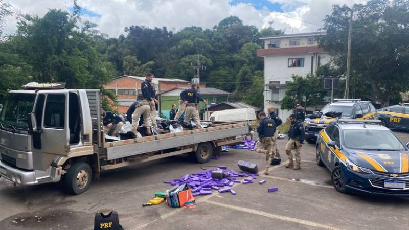 PRF apreende mais de uma tonelada de maconha em fundo falso de caminhão de mudanças na