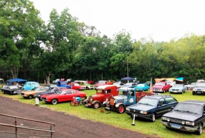 Cerro Largo realizou encontro de veículos antigos pós-pandemia