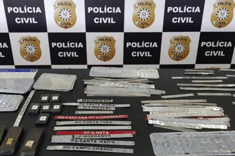 Dono de estampadora de placas é preso por vender chapas em branco a quadrilha de roubo de veículos