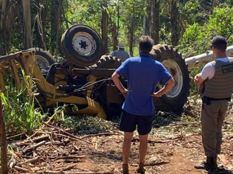 Homem morre após trator tombar sobre ele no interior de Vista Gaúcha