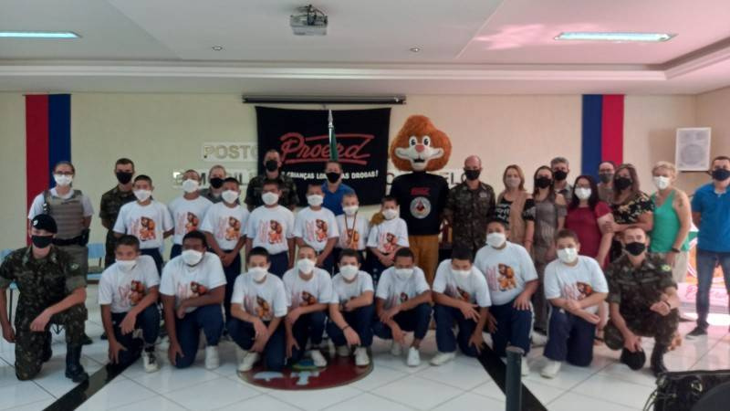 Sextou com formatura dos alunos do Projeto Curumim e entrega de troféu para a melhor redação