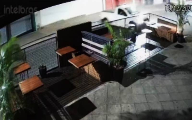 Motorista perde controle do veículo e destrói DECK em frente ao Rolla Chopp, em Santo Ângelo