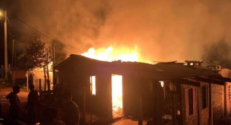Incêndio destrói pelo menos cinco casas em Sarandi