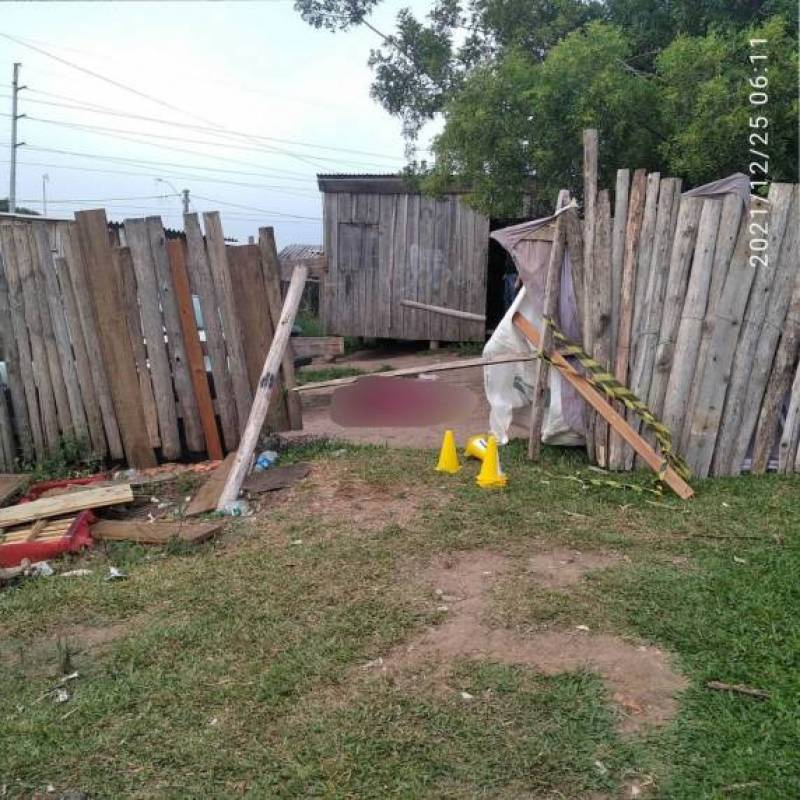 Homem é morto a tiros no pátio de casa em Santa Maria