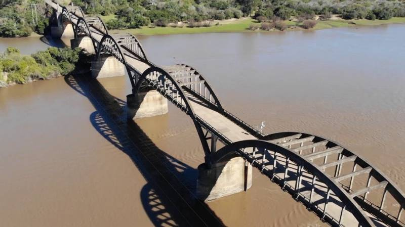 Bombeiros de Santa Rosa resgataram 8 pessoas após barco afundar no Rio Ibicui, em Manoel Viana