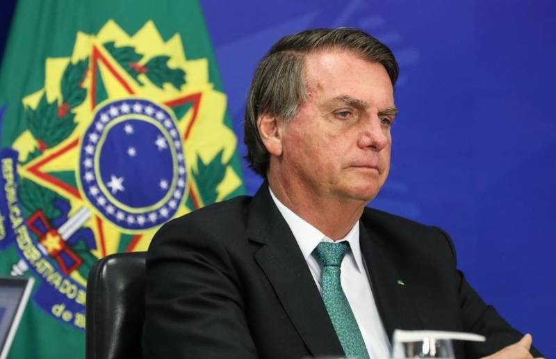 Bolsonaro apresenta quadro estável após desconforto abdominal em SC, segundo boletim