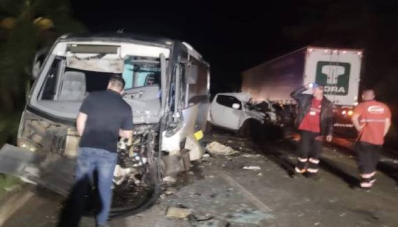 Grave acidente entre carro, caminhonete e microônibus em Erechim