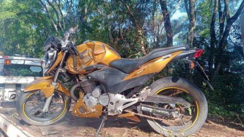Jovem de Ajuricaba está em estado grave após colidir motocicleta em árvores