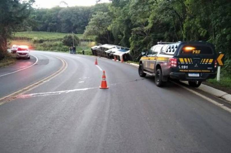 Acidente com ônibus deixa ao menos um morto e 20 feridos na BR-480, em Barão do Cotegipe