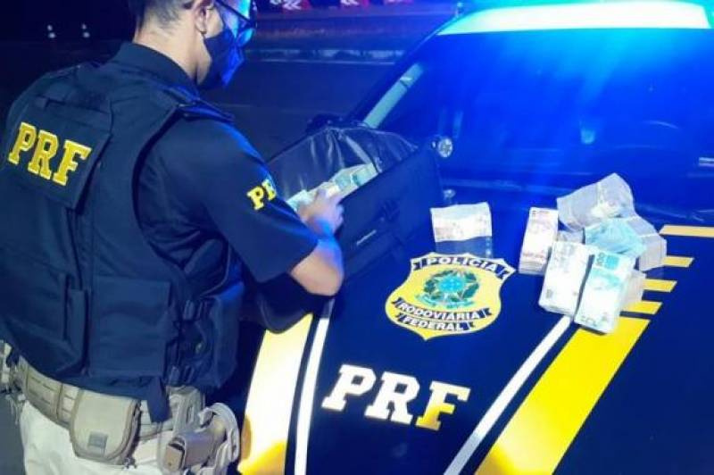 Mulher é presa transportando mais de R$ 1 milhão dentro de mala na BR-392, em Eldorado do Sul