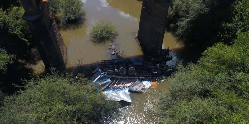 Duas pessoas morrem após caminhão cair de ponte na VRS 817