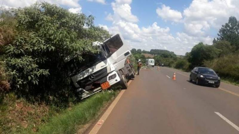 Caminhão sai da pista entre Coxilha e Passo Fundo