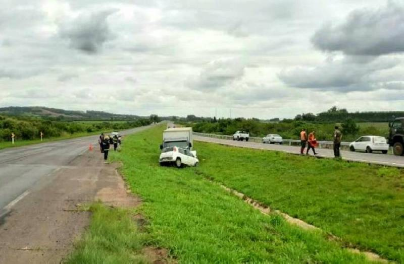 Mulher de 32 anos morre ao bater carro de frente com caminhão na BR-116