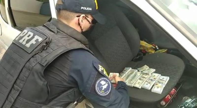 PRF prende mulher que levava 70 mil dólares escondidos no sutiã e na calça em Uruguaia