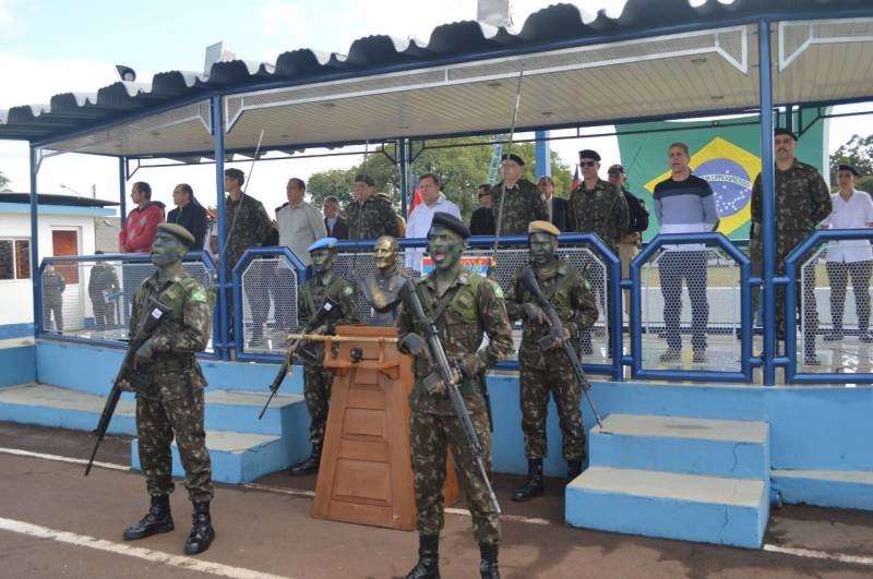 Christensen representa o Governo Municipal em evento alusivo ao Dia da Arma de Comunicações