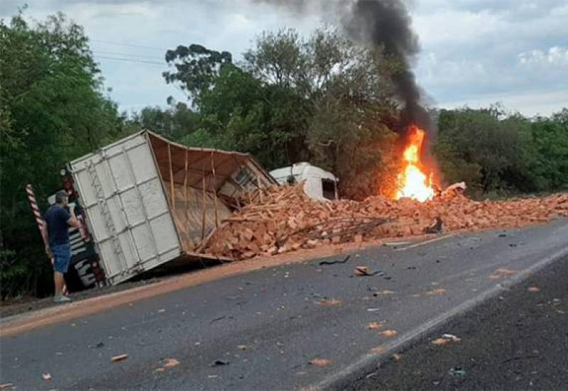 Duas pessoas morreram carbonizadas após veículo pegar fogo em acidente da BR 472 em It