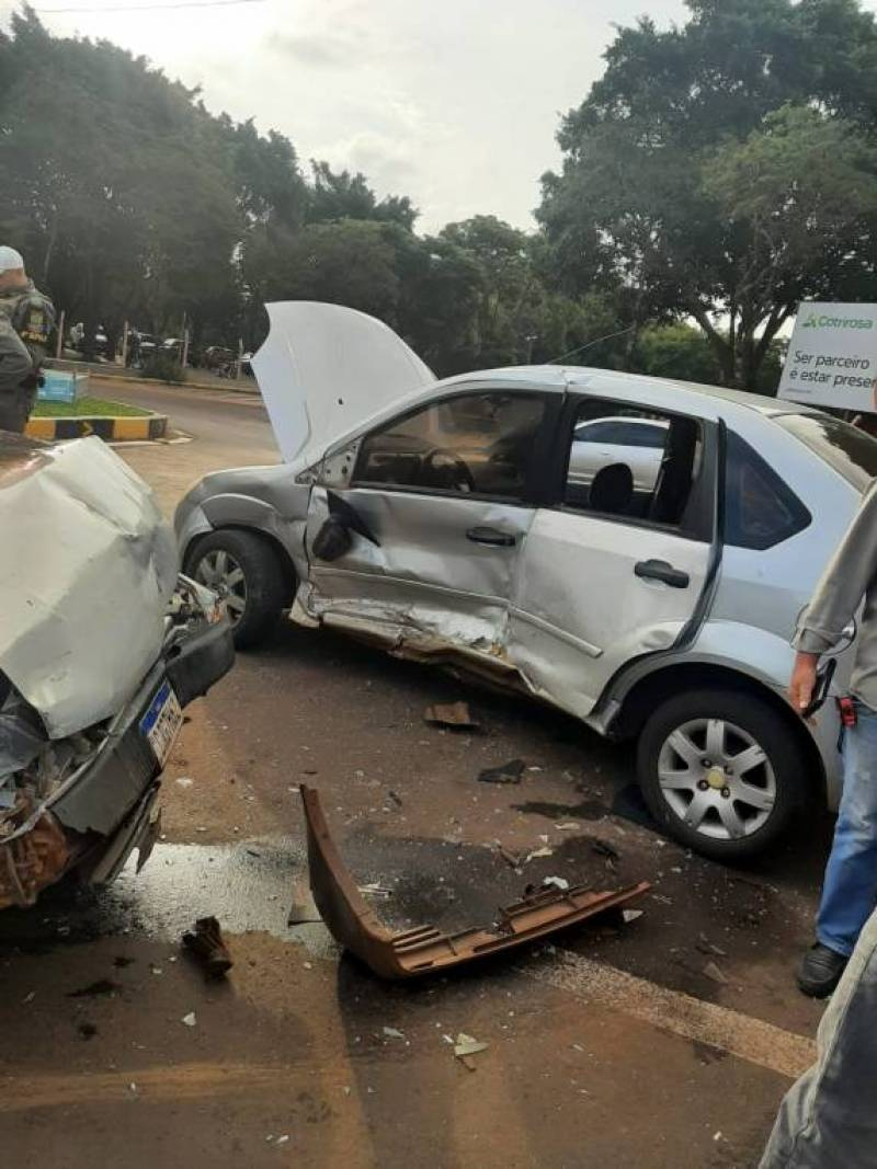 Acidente envolve dois veículos na Av. Expedicionário Weber em Santa Rosa