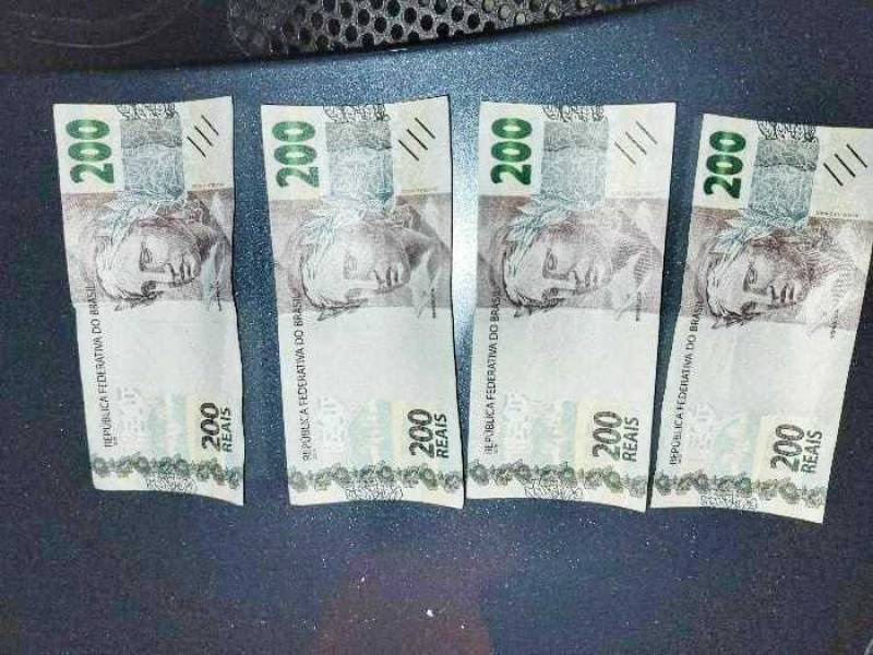 Mulher vende celular pela internet e recebe dinheiro falso do comprador
