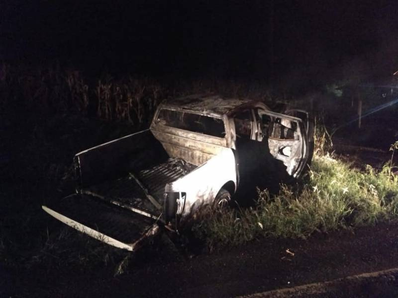 Veículo bate em barranco e pega fogo em Três Passos